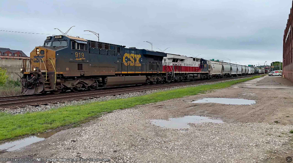 CSX 919 leads M369 with the WM in tow.